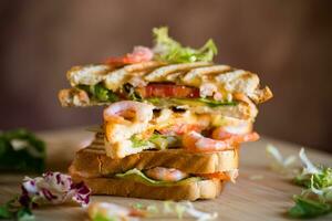 sandwich avec salade et crevette. photo