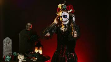 femelle modèle écoute à la musique sur l'audio casque, en utilisant écouteurs à prendre plaisir mp3 chanson plus de noir Contexte. terrifiant horreur femme en utilisant écouteurs sur saint dios de los muertos tradition. photo