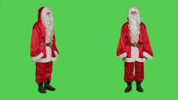 père Noël déception, en disant non et montrant désaccord. Jeune homme dépeindre Père Noël claus avec costume agissant mécontent et frustré, Est-ce que Ne pas aimer geste sur écran vert. photo