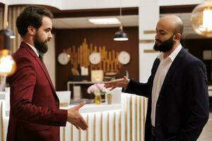 professionnels secouer mains à réunion, création Nouveau futur Partenariat entre sociétés. les hommes d'affaires avec succès collaborer sur projet à conférence, poignée de main accord. photo