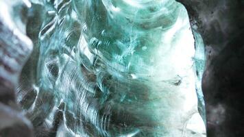 la glace crevasse avec glacier rochers à vatnajokull masse, à l'intérieur la glace grottes avec transparent écrasé icebergs. spectaculaire bleu glacé blocs dans Arctique islandais paysage, glacier randonnée. ordinateur de poche tir. photo