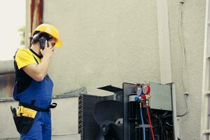 agréé ingénieur sur le téléphone avec client après finition air Conditionneur entretien vérifier en haut. autorisé électricien appel client à informer lui à propos électrique problèmes a trouvé dans HVAC système photo