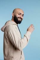 souriant arabe homme attrayant avec bras geste et à la recherche à caméra avec de bonne humeur faciale expression. content arabe la personne accueillant à rejoindre, demander à viens plus de studio portrait photo