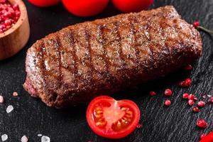 steak de faux-filet avec pommes de terre, oignons et tomates cerises photo