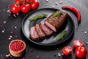 steak de faux-filet avec pommes de terre, oignons et tomates cerises photo