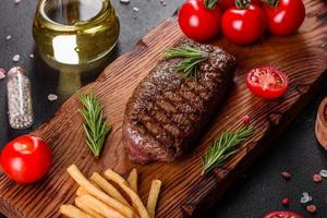 steak de faux-filet avec pommes de terre, oignons et tomates cerises photo