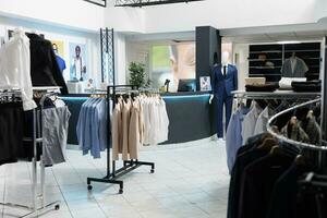 Vêtements boutique intérieur avec non gens à l'intérieur affichage Hommes et femmes formel porter sur cintres. à la mode vente au détail achats centre mettant en valeur branché vêtements pendaison sur racks photo