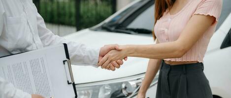 automobile entreprise, voiture vente ou de location concept client avec voiture Marchand agent fabrication traiter et signature sur accord document Contrat dans auto salle d'exposition photo