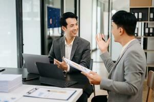 femme d'affaires travail et discuter leur affaires des plans. une Humain employé explique et spectacles sa collègue le résultats papier photo