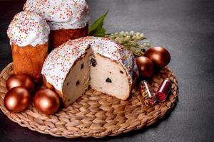 oeufs de pâques or et bronze et gâteau de pâques sur fond sombre photo