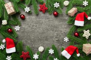 Noël décorations et sapin arbre branche et cadeau boxon foncé tableau. Haut vue Cadre avec copie espace photo