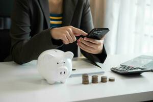 affaires femme main en mettant argent pièce de monnaie dans porcin banque avec étape de croissance empiler pièces de monnaie pour économie argent avec virtuel icône photo