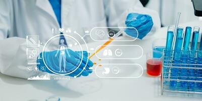 ADN molécule essai concepts. le médecin dans une masque examine ADN molécules sur le chimique laboratoire avec virtuel icône photo