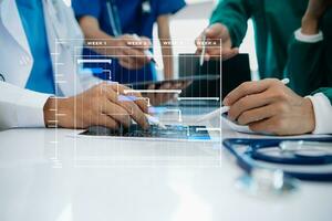 chef de projet travaillant et mettant à jour les tâches avec le diagramme de planification du diagramme de gantt à l'hôpital. succès médecin intelligent travaillant avec un médecin intelligent photo