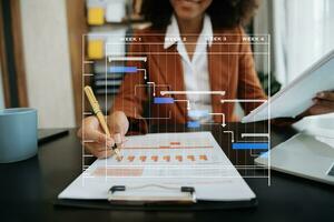 le chef de projet travaille et met à jour les tâches avec la planification de l'avancement des jalons et le diagramme de planification du diagramme de gantt. entreprise travaillant avec un smartphone, une tablette et un ordinateur portable photo