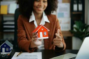 envisager d'acheter une maison, investir dans l'immobilier. courtier signe un compromis de vente. agent, contrat de location, affaire réussie photo