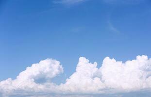 nuages blancs sur fond de ciel bleu. photo