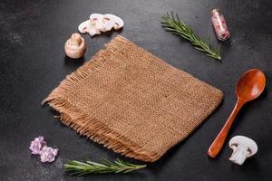 délicieuse belle soupe aux champignons dans une assiette brune avec une cuillère en bois photo