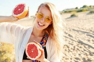 content fille avec pomélo tranches , Naturel biologique brut Frais nourriture concept. été vacances ambiance. photo