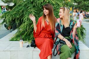 relation amicale et la communication concept. deux souriant femme parlant et dépenses temps ensemble. photo