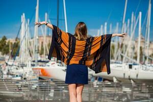 une femme séance sur une banc dans de face de bateaux photo