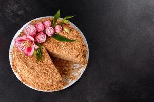 délicieux gâteau napoléon frais avec de la crème sur un fond sombre photo