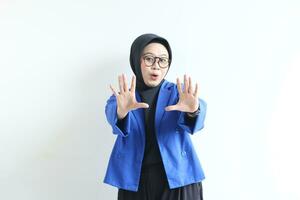 magnifique Jeune asiatique musulman femme, portant des lunettes et bleu blazer montrant paumes photo