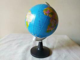une Plastique monde globe avec titulaire photo