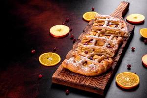 délicieuse tarte fraîche cuite au four avec des pommes, des poires et des baies photo