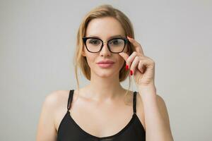 Jeune attrayant femme dans lunettes, gris Contexte photo