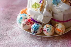 oeufs multicolores lumineux de pâques avec des tartes de pâques photo