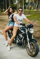 Jeune couple dans aimer, équitation une moto, câlin, passion, gratuit esprit photo