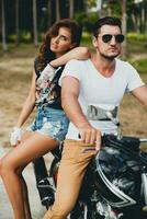 Jeune couple dans aimer, équitation une moto, câlin, passion, gratuit esprit photo