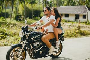 Jeune couple dans aimer, équitation une moto, câlin, passion, gratuit esprit photo