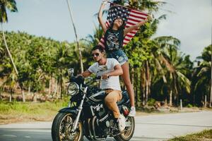 Jeune couple dans aimer, équitation une moto, câlin, passion, gratuit esprit, américain drapeau photo