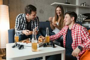 content Jeune gens ayant amusant, copains fête à Accueil photo