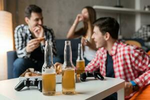 content Jeune gens ayant amusant, copains fête à Accueil photo