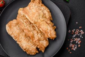 délicieux frit poulet hacher ou porc Viande frit pané avec sel, épices et herbes photo