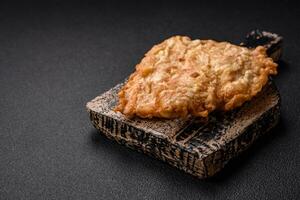 délicieux frit poulet hacher ou porc Viande frit pané avec sel, épices et herbes photo