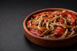 délicieux asiatique udon plat avec légumes, champignons, sel et épices photo