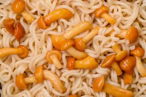 délicieux asiatique cuisine plat avec riz nouilles, poivrons, champignons et épices photo