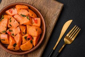 délicieux cuit sucré Patate avec sel, épices et herbes photo