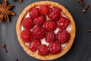 délicieux Frais sucré rond Tarte avec mûr framboises et crème photo