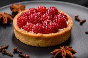 délicieux Frais sucré rond Tarte avec mûr framboises et crème photo