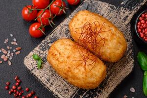 délicieux cuit Patate escalope farci avec poulet et légumes, épices et sel photo