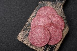 délicieux Frais fumé saucisse avec sel et épices Couper dans tranches photo