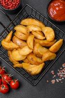 délicieux croustillant frit Patate coins avec sel, épices et herbes photo