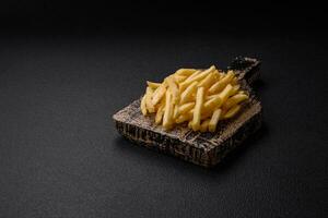 Frais délicieux croustillant français frites avec sel et épices photo