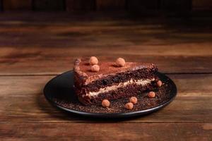un morceau de délicieux gâteau au chocolat avec des baies photo