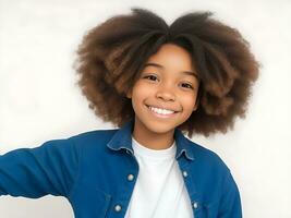 mignonne insouciant sympathique adolescent fille avec afro coiffure souriant largement avec timide, ai généré photo